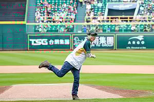 陳其邁擔任開球嘉賓    台鋼雄鷹澄清湖主場開幕戰啄獅