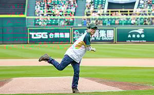 陳其邁擔任開球嘉賓    台鋼雄鷹澄清湖主場開幕戰啄獅