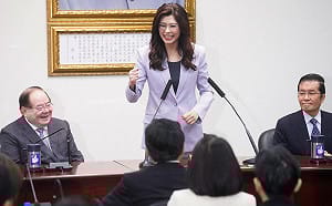 鄭麗文今率團赴中訪問 她質疑：替北京消滅中華民國