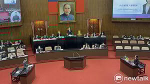 卓榮泰步上台表拒李貞秀質詢  韓國瑜：請行政院長尊重憲法質詢權