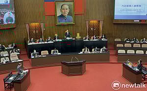 卓榮泰步上台表拒李貞秀質詢  韓國瑜：請行政院長尊重憲法質詢權