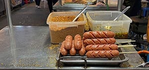 饒河夜市澱粉腸陷食安風暴！業者改口代工未檢驗  衛生局要查了