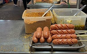 饒河夜市澱粉腸陷食安風暴！業者改口代工未檢驗  衛生局要查了