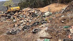 北竿公有山坡地遭堆置廢棄物 檢嚴辦業者20萬交保