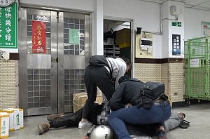 烏龍茶包裝藏大麻空運　癌末通緝犯領包裹遭逮