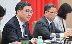 卓榮泰主持治安會報　從「加重處罰、加速攔阻、加強保護」三大面向強化防詐體系