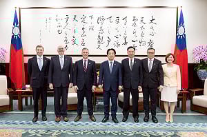 （影）賴清德接見美國參議員班克斯訪問團　盼以實力確保和平與理念相近國家並肩打造安全繁榮未來