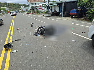 母親剛出殯　兒子騎機車撞違規迴轉小客貨車不治