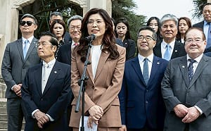 中國男對鄭麗文喊下架民進黨慘遭架離！ 王丹狠酸：沒選舉的竟教別人投票？