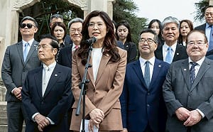 中國男對鄭麗文喊下架民進黨慘遭架離！ 王丹狠酸：沒選舉的竟教別人投票？