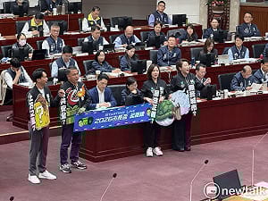 贈「起跑線」布條提醒蔣萬安「驕兵必敗」　民眾黨團：票未入匭別以為穩贏