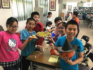 萬聖節南瓜DIY轟趴 力行國小學童也瘋狂