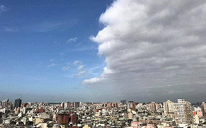 一邊陰天、一邊晴天 桃園天空驚現「陰陽海」