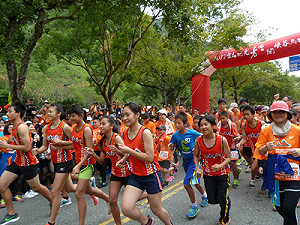 太魯閣馬拉松萬人開跑 楊俊瀚學弟學妹領跑