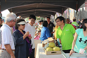 駁二野餐有毛孩專區！陳菊悄現身草地音樂會
