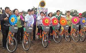 花彩節中壢區開展 鄭文燦現身騎鐵馬陪逛