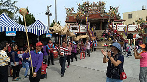 編織手藝傳承  東安社區編織30尺稻草舞龍