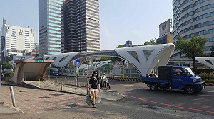 漫畫融入城市  台中打造首座動漫公車站