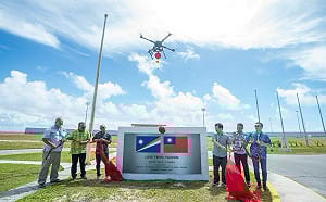 林佳龍完成特使任務 外交部出動「台製無人機」拋彩紙慶祝邦誼 