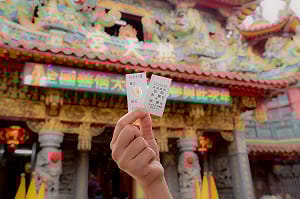 交通部應援白沙屯媽祖！進香途中發放「勇字車票」與「保平安貼布」各 5000份