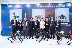 參觀機器狗 賴清德給「國家智慧機器人研究中心」3期許 
