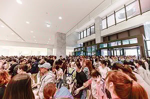 (影)到台中客運班班客滿的原因 盧秀燕：進香前先來逛漢神洲際購物廣場