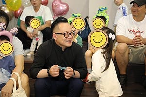 (影)化身「蛋糕叔叔」深入社區 童子瑋發表 加碼發放萬元入學禮金