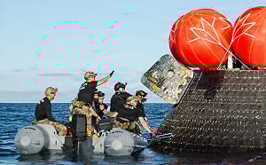 「誠信」抵達！美海軍救援部隊成功回收「阿提米斯2號」太空艙