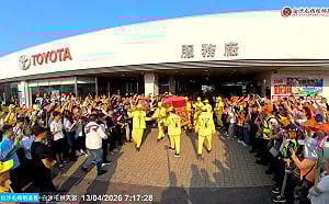 粉紅超跑今再停駕TOYOTA苑裡營業所 信眾：來看老朋友