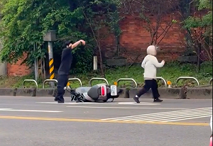 緬甸籍僑生失控抱路人、拉扯騎士！警方獲報壓制強制送醫