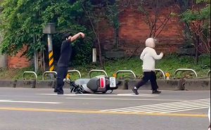 緬甸籍僑生失控抱路人、拉扯騎士！警方獲報壓制強制送醫