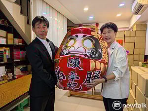 日本高崎市農政團隊贈達摩力挺陳亭妃　深化台日農業與觀光交流