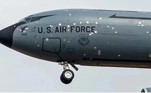 驚見「彈孔補丁」機! 美軍傷痕累累KC135空中加油機 飛回英基地大修