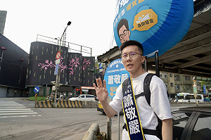 遭處分停權一年初選照跑 蕭敬嚴續站路口催票