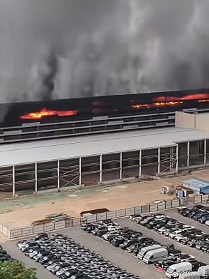 (影) 凌晨大火燒到天亮! 比亞迪深圳廠區陷火海 官方急澄清 : 與電池無關