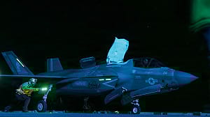 (影) 美軍15艦封鎖荷姆茲! 戰機夜航起降 伊革命衛隊對峙 戰事風險升高