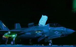 (影) 美軍15艦封鎖荷姆茲! 戰機夜航起降 伊革命衛隊對峙 戰事風險升高