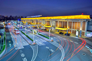 松山機場航廈飆YouBike找水喝！下場慘噴2萬