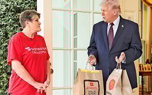 （影）怎麼又是她? 白宮「麥當勞外送員」故事遭質疑 網批政治操作