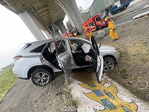 台中轎車自撞受困車內 警消救出命危送醫