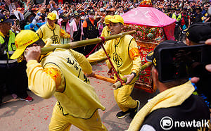 白沙屯媽祖進香爆垃圾亂象！網紅Cheap質疑：有3億元報名費垃圾會清不完？