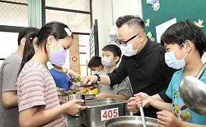 童子瑋揭午餐「驚喜包」挨批違中立 Cheap酸謝國樑：怕長官來加菜？