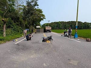與曳引車相撞　花蓮鳳林雙載機車2人不治