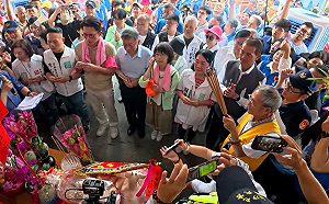 陳佩琪與柯文哲搭高鐵南下參拜白沙屯媽祖　鑾轎停派出所讓柯進香