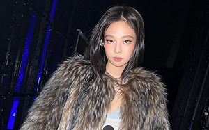 又翻車？Jennie登科切拉音樂節「比中指」挨轟