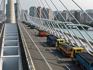 擅闖淡江大橋施工地還拍片！公路局：必要時依法處理