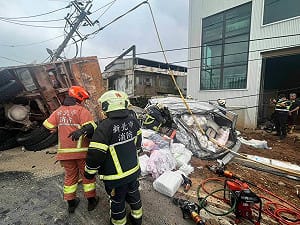 新北鶯歌砂石車翻覆釀8車事故　7人送醫意識清醒