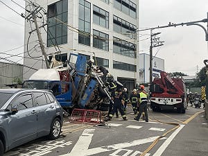 (影)鶯歌砂石車重大車禍！6人含嬰兒受傷 緊急送醫 
