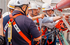 冷氣旺季要來了！職安署攜手電器公會辦理安全訓練  洪申翰也實際參與施工演練