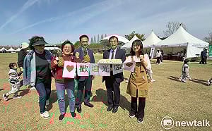 黃偉哲回訪韓國平澤市長  參加花朵郊遊慶典行銷臺南鳳梨